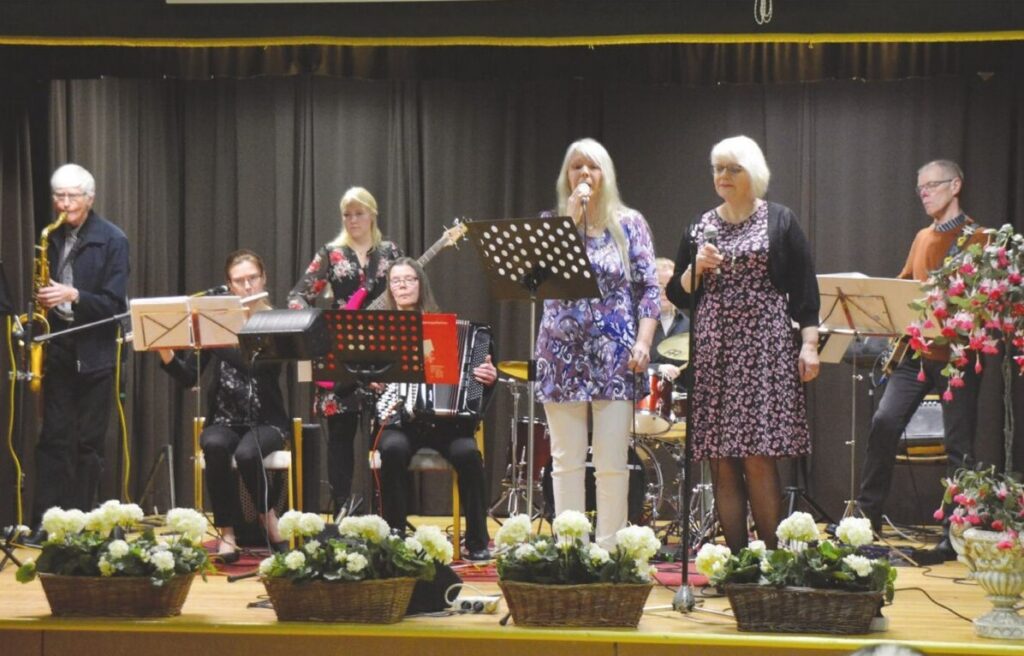 Järvilakeuden kansalaisopiston kevyen musiikin orkesteri solisteineen esiintyy äitienpäivänä Ylikylän Nuorisoseuralla. Kuva: Lakeuden Aviisi.