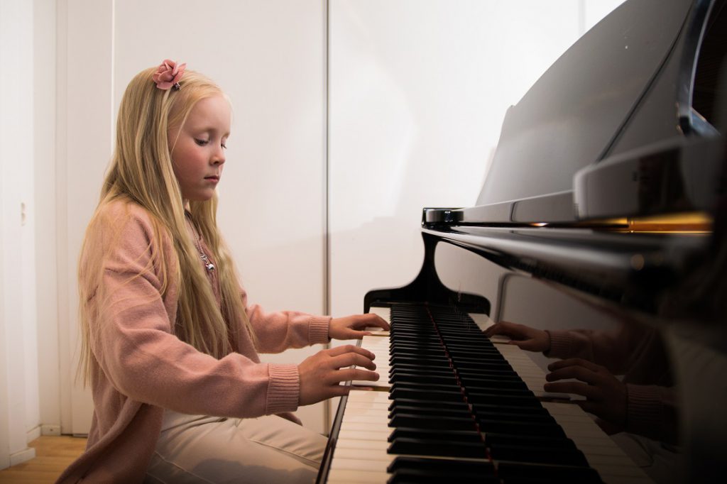 Vuoden 2019 kevätkonsertissa yksi esiintyjistä oli Aija Koivisto. Pianonsoiton harrastamisen aloittaminen on mahdollista Evijärven toimipisteessä.