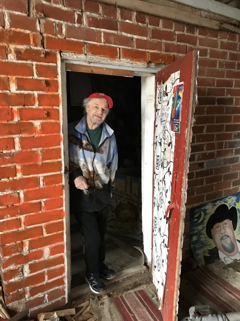 Pentti Ala-Kojola avaa taidenäyttelynsä oven viimeiseksi kesäksi.