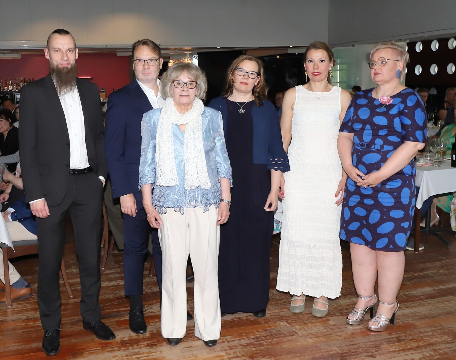 Juhlaillalliselle osallistui koko Viita-ahon perhe: Aila Viita-aho ja kaikki hänen viisi lastaan. Kuva: Jaana Saarela.