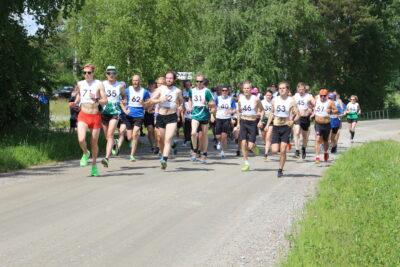 Lähtökäsky on annettu ja 55 juoksijaa säntää hikiselle 12 kilometrin taipaleelle.