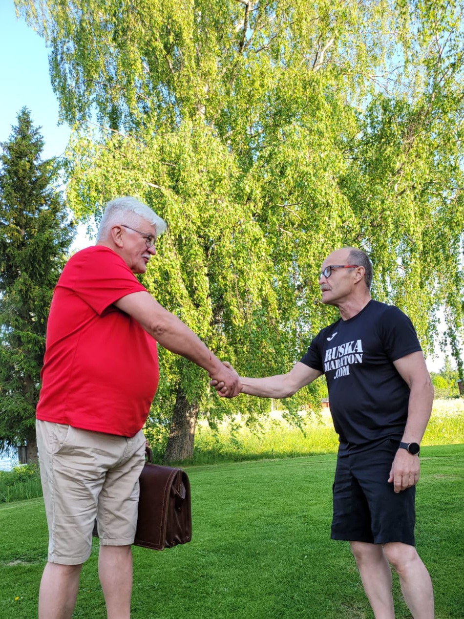 Kari Viita-aho luovutti Lionsien vetovastuun Pauli Luomalle.
