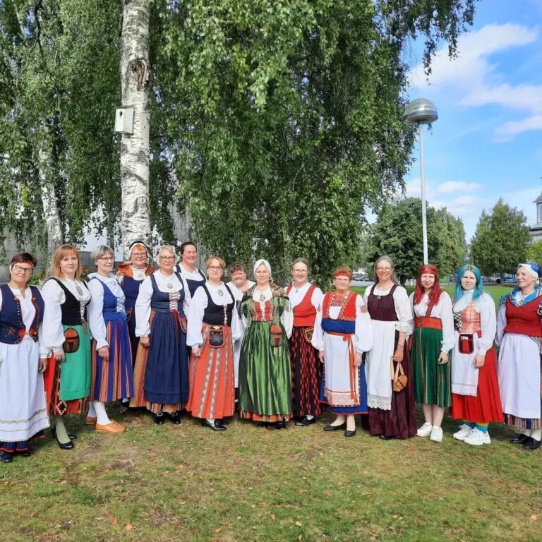 Kansallispukuja tuuletetaan jälleen Alajärven kaupunginkirjastossa lauantaina 5. elokuuta kello 11–13.