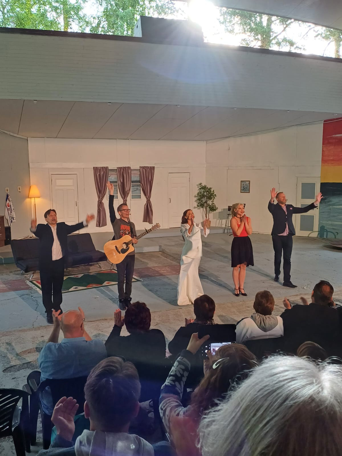 Näyttelijäkaartin ammattitaitoiset suoritukset saivat ansaitut aplodit. Markkinaviikonlopun näytös on lauantaina kello 14.