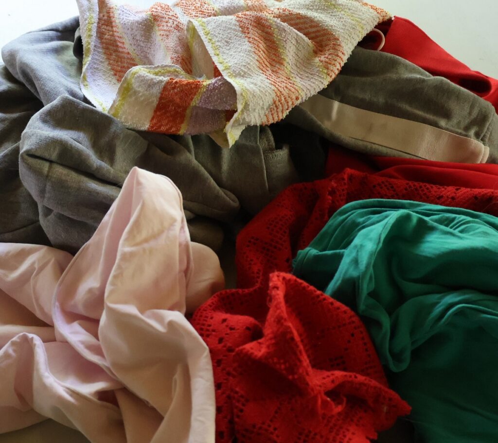 Hyväkuntoiset tekstiilit kannattaa antaa eteenpäin, loppuun kuluneet ja risaiset, mutta puhtaat kelpaavat poistotekstiilin keräysastioihin.