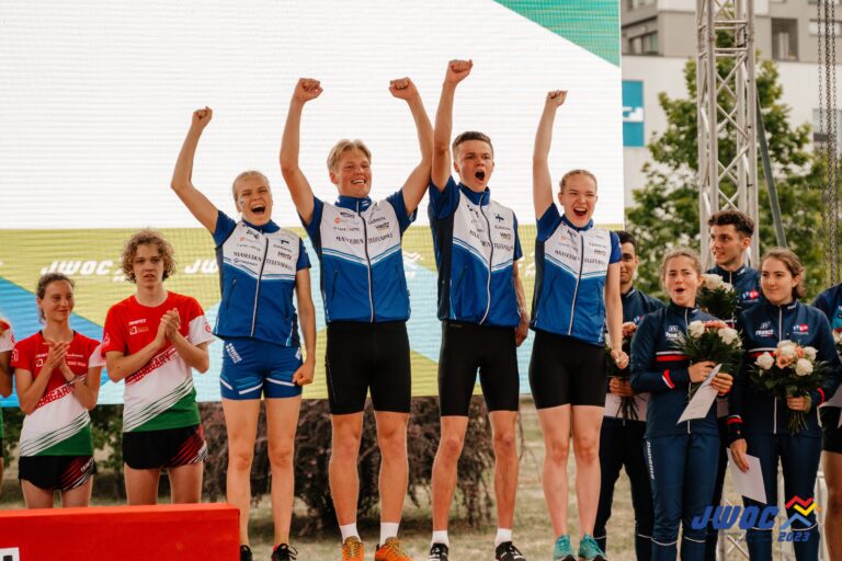 Suomi otti pronssia sprinttiviestissä suunnistuksen nuorten MM-kisoissa Romaniassa. Joukkueessa suunnistavat Salla Iso-Herranen, Sampo Sankelo, Aarni Ronkainen ja Eeva-Liina Ojanaho.