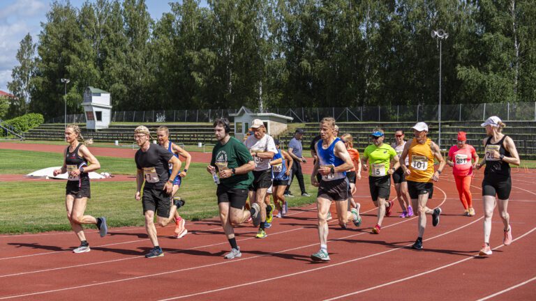 Kuvan vasemman laidan juoksijat Anne Kiljunen ja Juho Tenhunen lähtivät heti alusta alkaen vauhdinpitäjiksi. Kuva: Jarno Tenhunen.