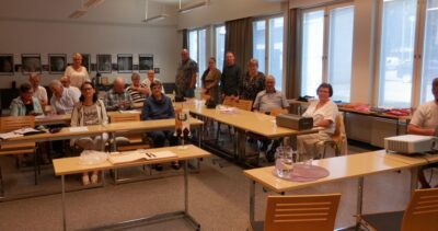 Kärnän sukuseuran suku- ja vuosikokous järjestettiin Lappajärven Kivitipussa 14.–16.7.2023. Kuvassa sukuseuran vuosikokousväkeä.
