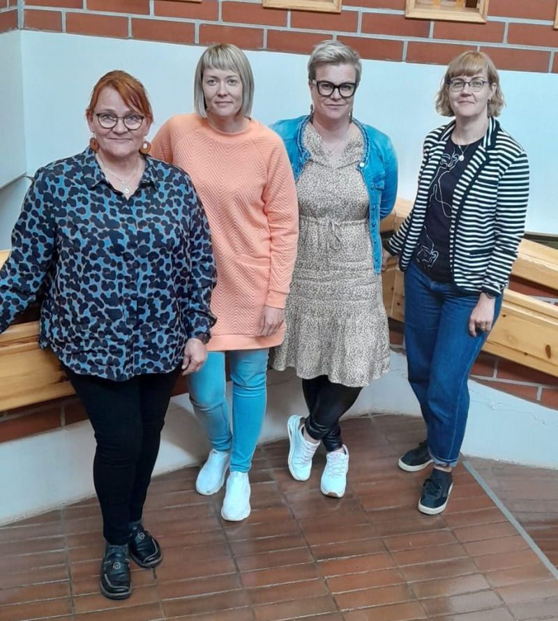 Tanja Malinen (kuvassa vasemmalla) on koulutukseltaan myös muun muassa ratkaisukeskeinen kristillinen terapeutti. Malisen vieressä vasemmalta oikealle Kristiina Mäki, Ulla Anttila ja perhekeskuskoordinaattori Mari Leppänen.