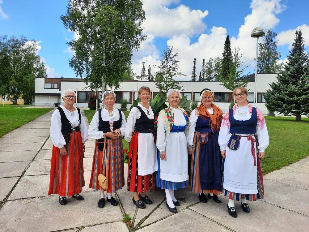 Kansallispukuja tuuletettiin myös Alajärven kirjastossa järjestetyssä tapahtumassa. Vasemmalla kaksi Järviseudun pukua, Teuva, Munsala, Seinäjoki ja Tammela. Kuva: Alajärven kirjasto.