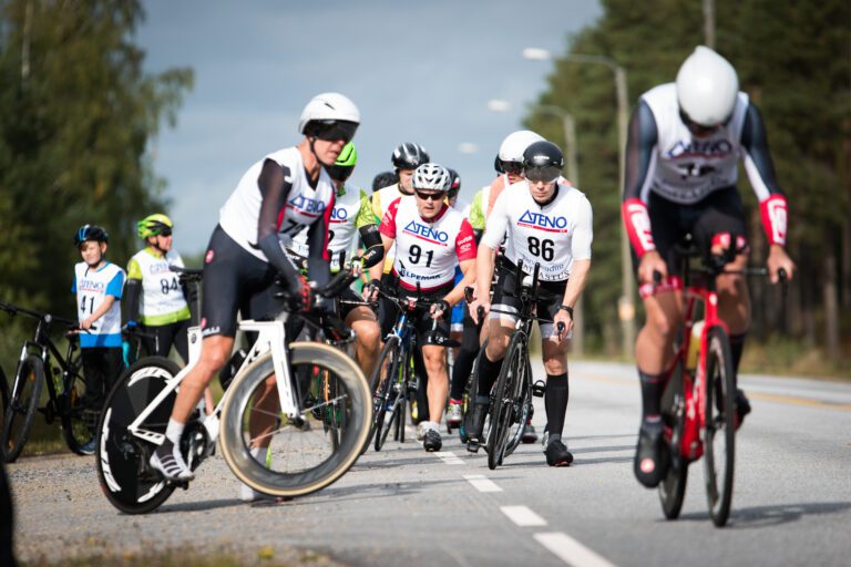 Evijärvi-pyöräily on matalan kynnyksen liikuntatapahtuma, jossa voi ajaa itselleen sopivan matkan, jos 56,82 kilometrin lenkki tuntuu liian kovalta koitokselta. Arkistokuva.