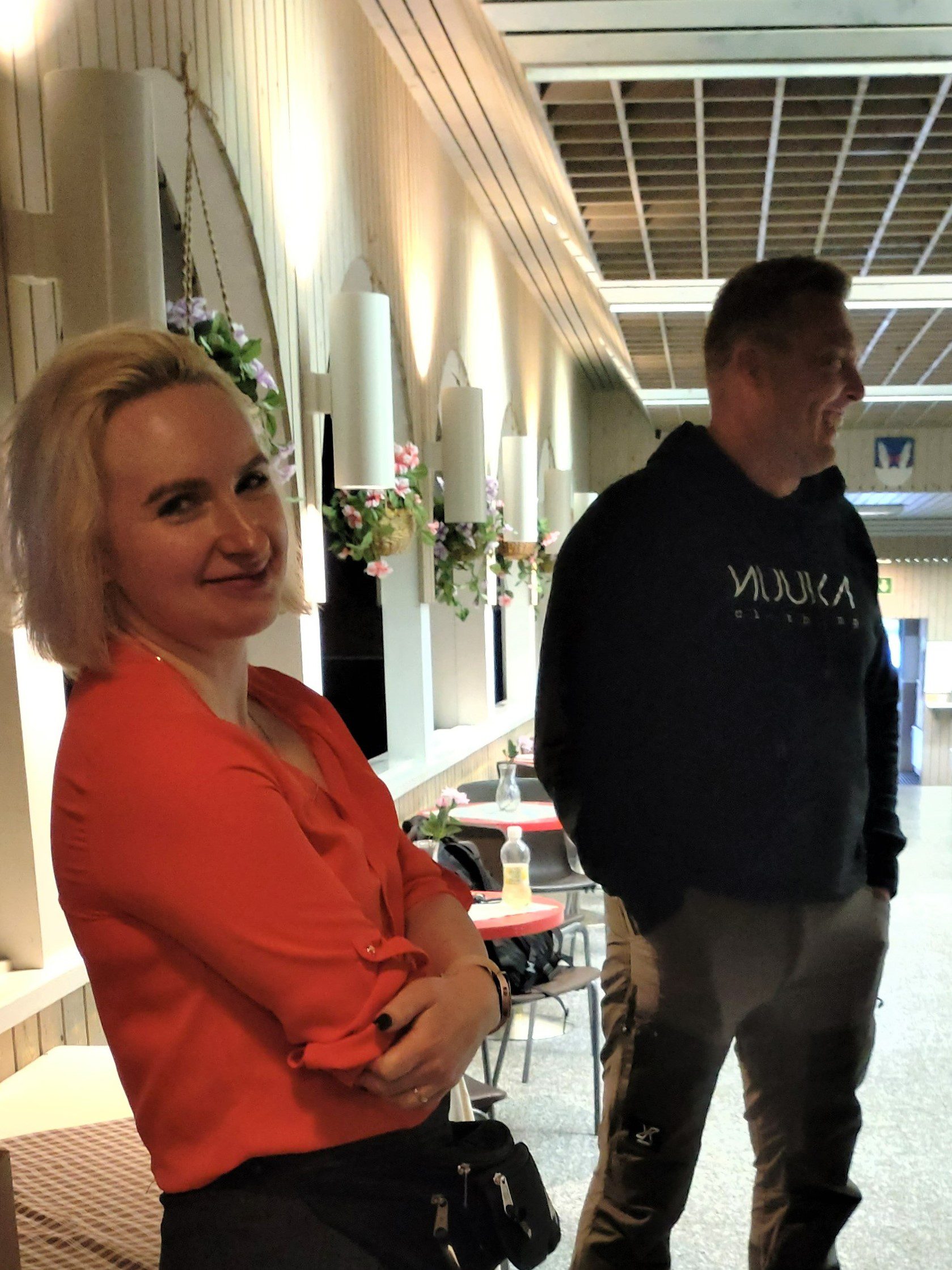 Yrittäjien Ysäreiden idean keksi Evijärven Yrittäjien hallituksen jäsen Julia Jutila. Hallituksen porukka kävi katsastamassa juhlatilaa eli Evijärven Nuorisoseuraa hiljattain. Mukana oli myös Jani Takamaa, joka on JPYP:n edustajana hallituksessa. Kuva: Karoliina Sulkakoski.