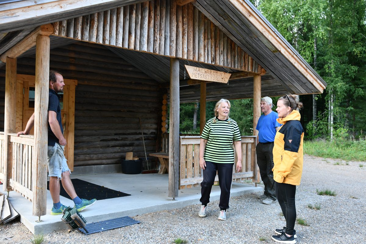 Paulus Mustajärvi, Martti ja Ritva Mustapuro sekä Marika Mustajärvi kertovat, että kylän yhteiset makkaranpaistot on siirretty metsästysseuran kotaan.