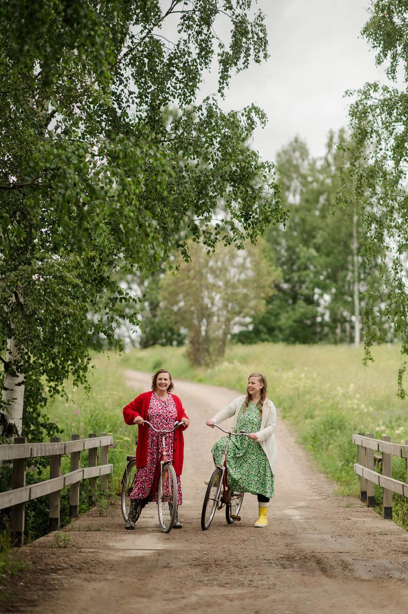 Sana-aarteita -ohjelmasarja käynnistyy vanhustenviikolla. Kuvassa näyttelijät Heli Orava ja Leena Ylimäki. Kuva: Riikka Austen.