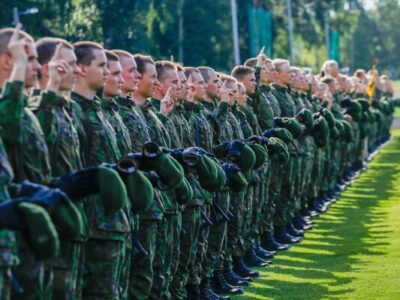 Kesän saapumiserän sotilasvala- ja sotilasvakuutustilaisuudet järjestetään maakunnissa. 10.8.2023 vuorossa ovat Kauhava ja Kokkola. (Kuva: Puolustusvoimat / alikersantti Kpra Hunnakko ja jääkäri Knuutinen)