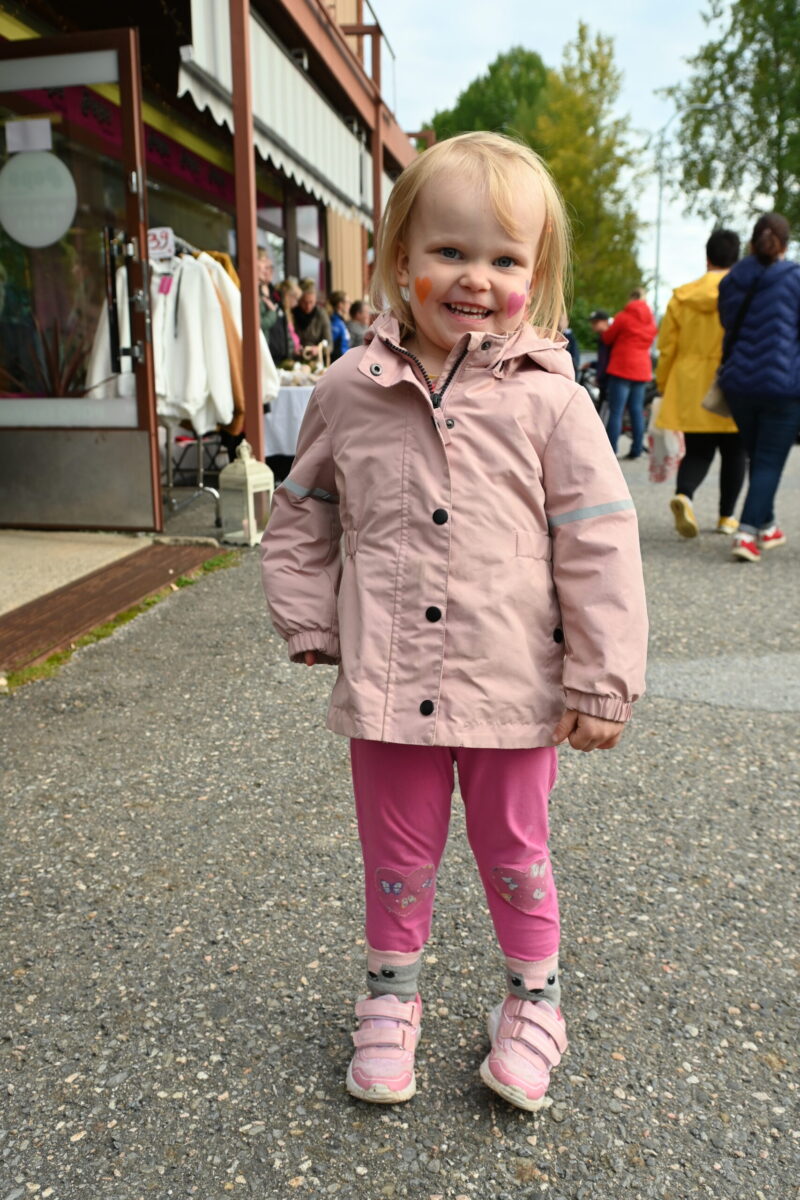 Isabella Kirsilä, 3, oli tullut vanhempiensa kanssa markkinoille erityisesti kasvomaalausta hakemaan. Maalaus poskessa saa hymyn huulille.