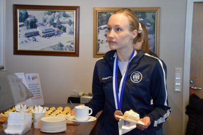 Anni Kujala juhli viime keväänä Naisten Korisliigan pronssia muun Vedon joukkueen kanssa.