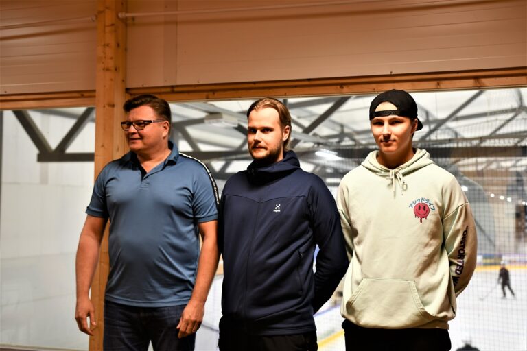 Sami Seppälä (vas.), Antti Kyllönen ja Iivari Huvila odottavat jääkiekkokauden alkua innolla. JPK on nuori, nälkäinen ja taitava.