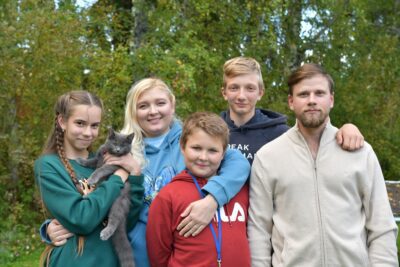 urdykov-Naumenkon perhe, Anhelina (vas.), Nataliia, Timur, Bohdan ja Yefym aikoo jäädä Vimpeliin. Anhelinalla sylissään perheen kissa Amina.