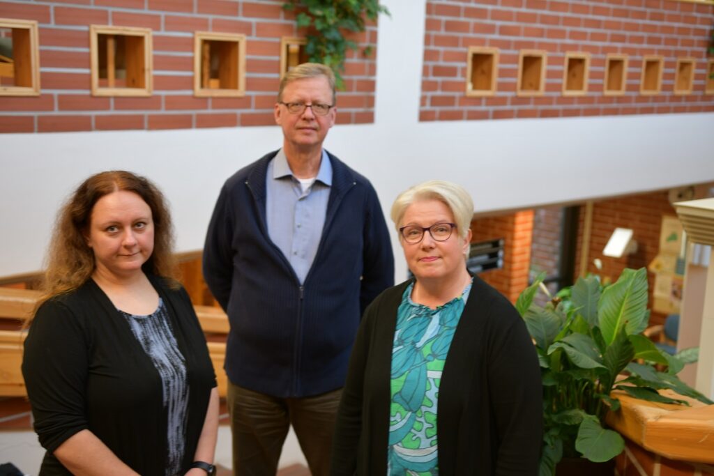 Sanna Helminen, Urho Möller ja Leila Qvist-Pettersson ovat viihtyneet Evijärvellä.