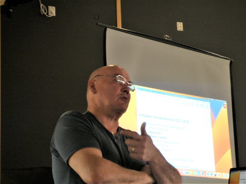 Esa Kataja kertoi Vimpelin suojeluskunnasta ja vimpeliläisten vapaussotureiden sotataipaleesta.