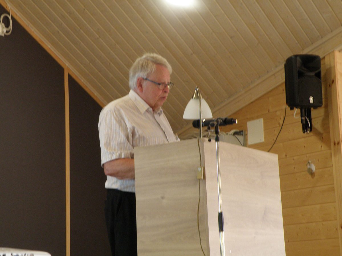 Perinneyhdistyksen puheenjohtaja Veli Suvanto kertoi aluksi yhdistyksen toiminnasta.