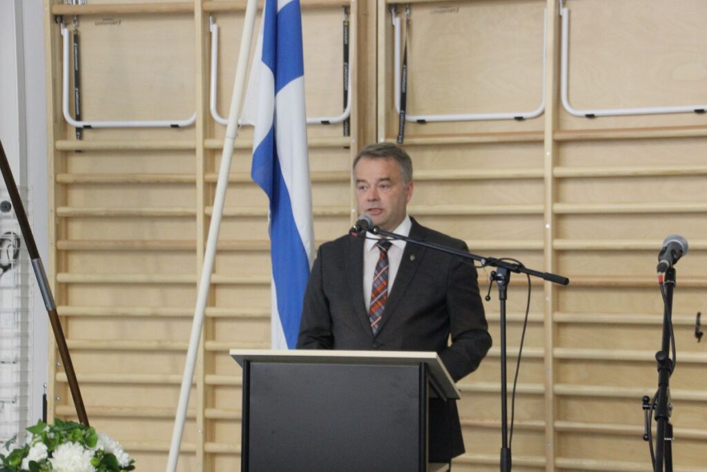 Kaupunginvaltuuston puheenjohtaja Janne Sankelo toivotti seminaariyleisön tervetulleeksi 25. jääkäriseminaariin.