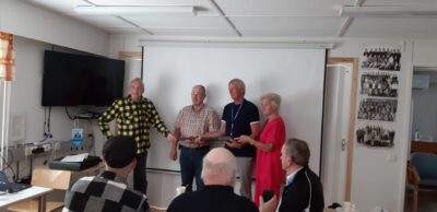 Kuvassa Soini-visan voittajat Tiisseli-Team Jorma Turpela, Lasse Autio ja Leena Autio. Oltermannin sauvan luovutti viime vuoden voittajajoukkueen Aarre Löytömäki. 