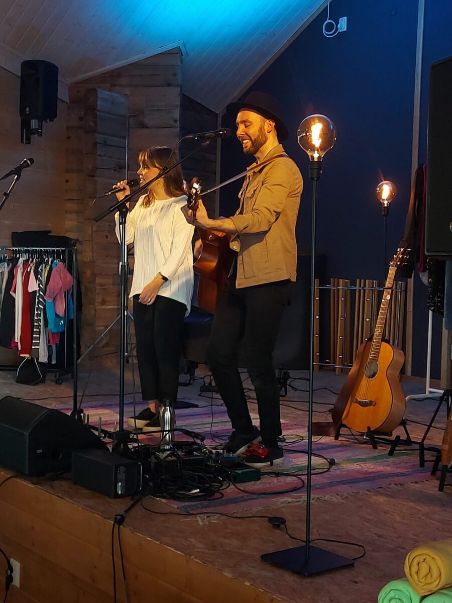 Moms for Kids -yhdistys järjesti 9. syyskuuta Vaatepankkien vapaaehtoisille koulutuspäivän ja ruokailun, sekä samana iltana kaikille avoimen Eve ja Ossi -duon konsertin.