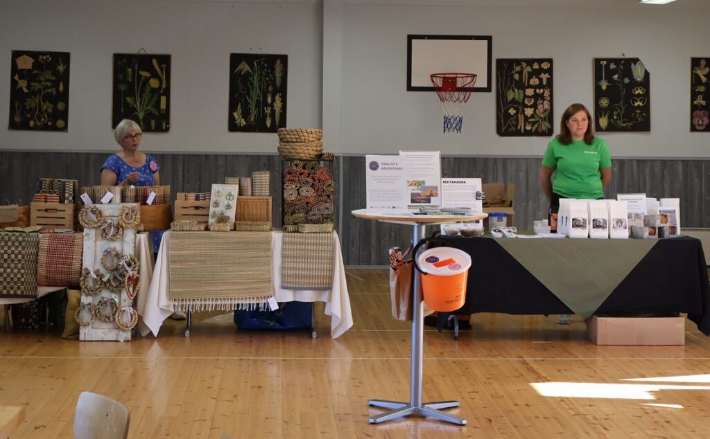 Soile Söderlingin kaislatuotteilla ja Kirsi Varilan esittelemillä mustakauratuotteilla oli myyntipöydät lähiruokapäivässä.