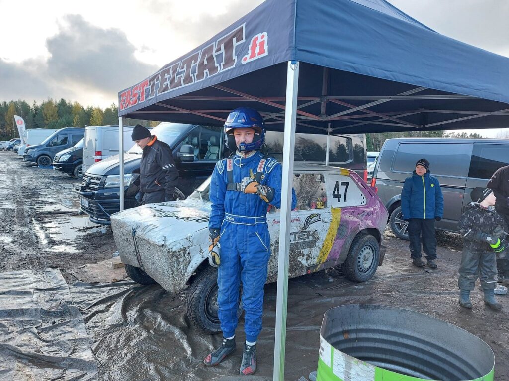 Miko Vähälummukka otti nuorten sarjan voiton Janne Kuoppalan autolla.