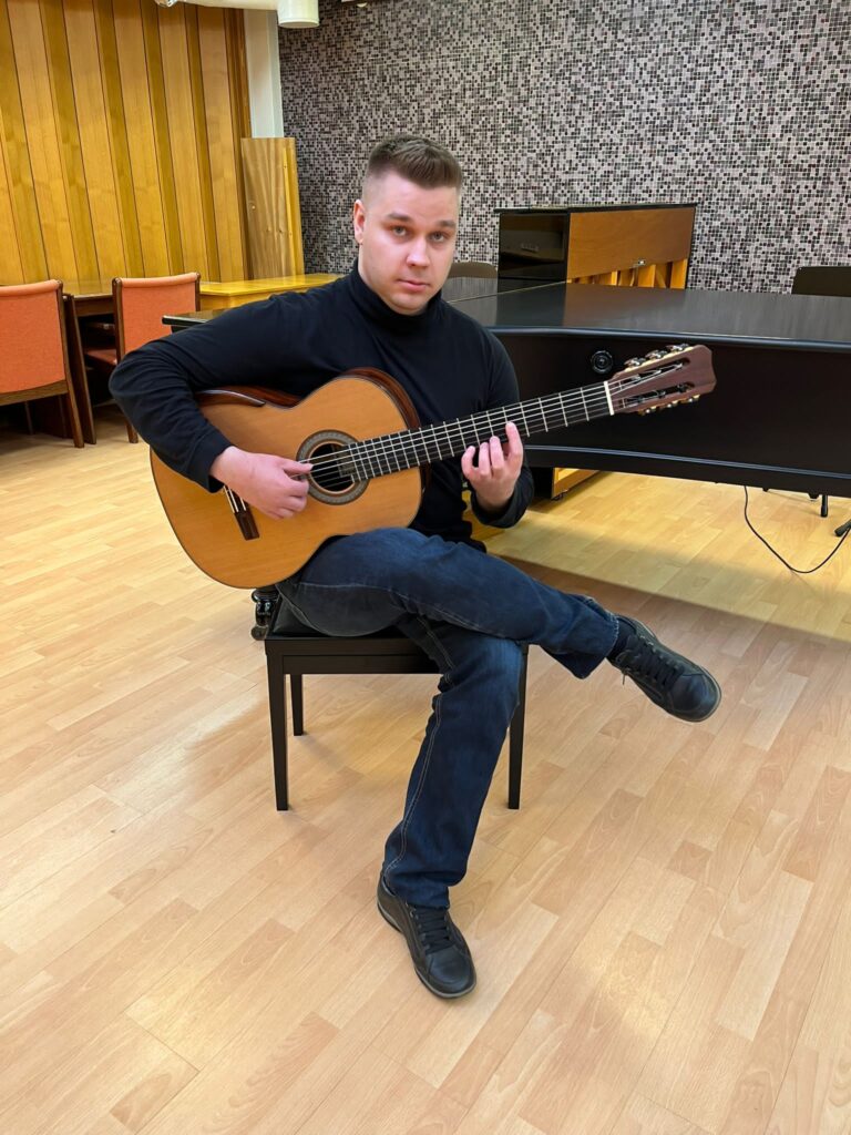 Johannes Ali-Sisto opettaa kitaransoittoa musiikkiopistossa toista vuotta. Kuva: Mari Mulari.