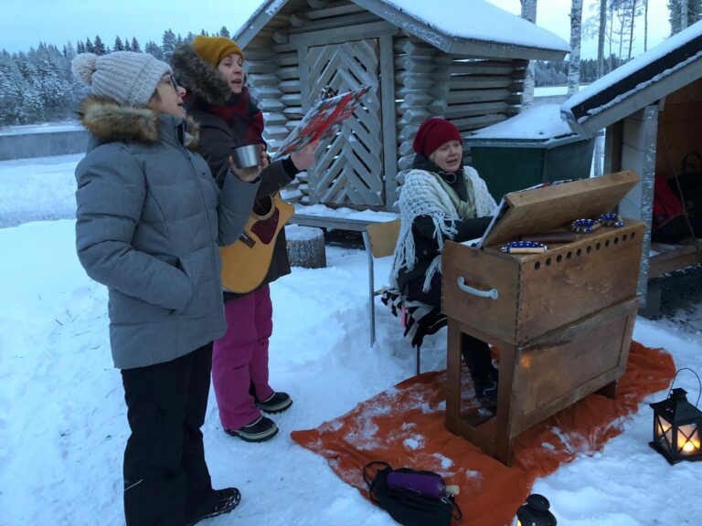 Mirja, Maija ja Kaisa Perälä joululaulujen yhteislaulutapahtumassa viime vuonna Välijoen laavulla. Kuva Tuija Ahola.