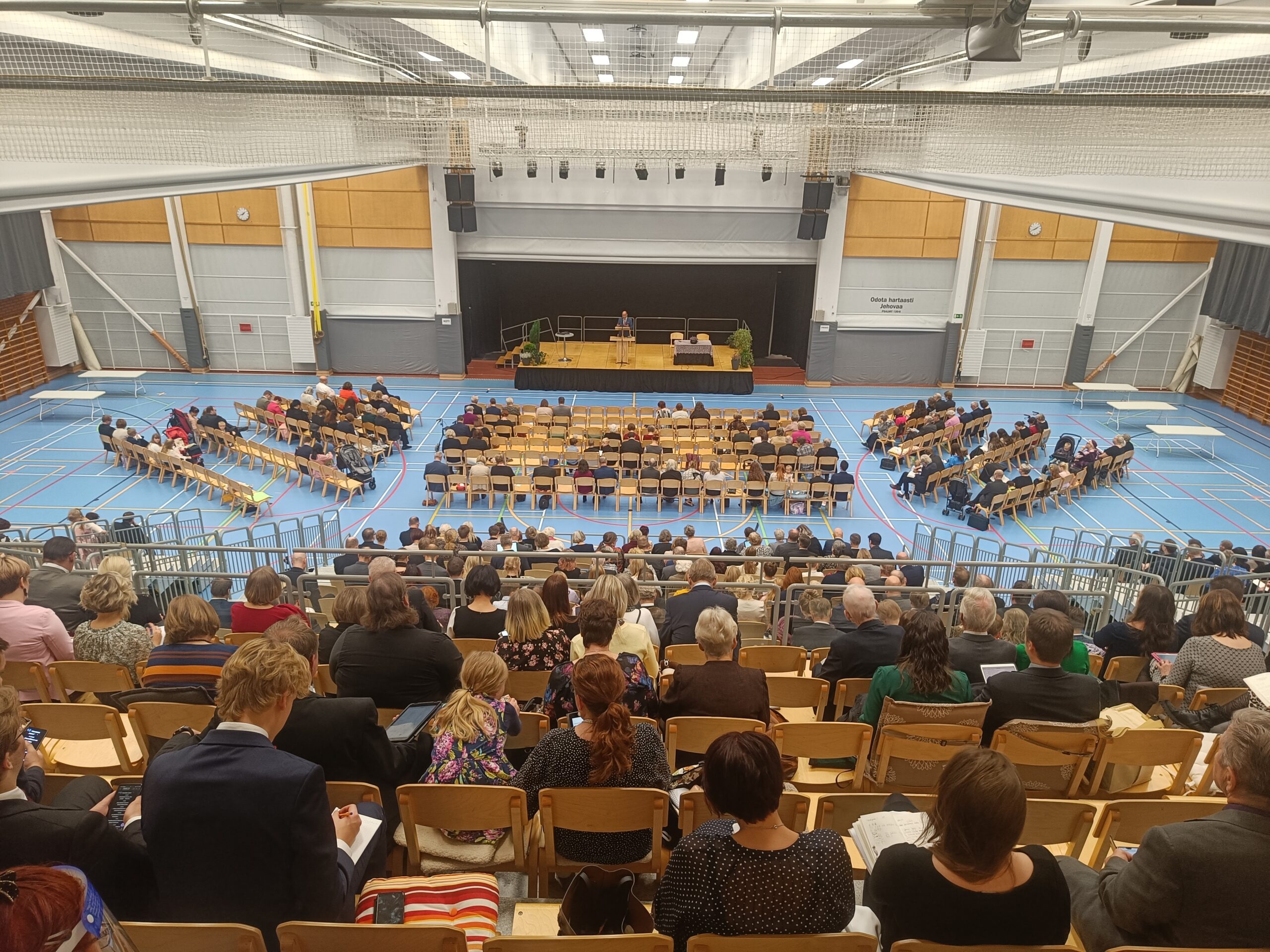 Yleisöä Ilmajoki-hallissa pidetyssä konventissa lauantaina. (Kuva: Jehovan todistajat)