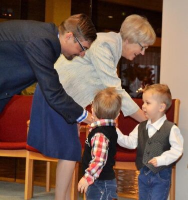 Sivistystoimenjohtajan työ on ollut moninaista. Edesmennyt kunnanjohtaja Teemu Kejonen ja Päivi Lappinen toivottavat päiväkodin lapset tervetulleiksi juhlaan.