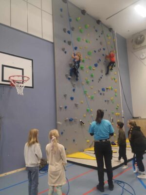 Lapset pääsivät testaamaan Kortesjärven yhtenäiskoulun kiipeilyseinää