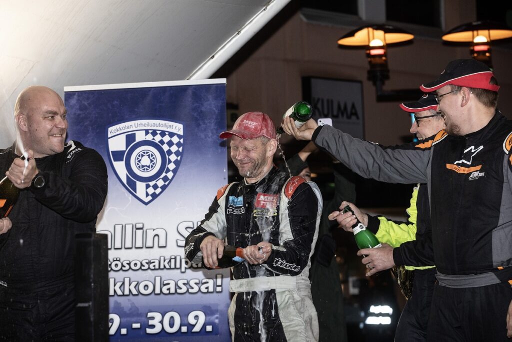 Toni Raiski ja Ville Hautamäki juhlivat SM5-sarjan voittoa Kokkolassa. Kuva: Jari Kohonen.
