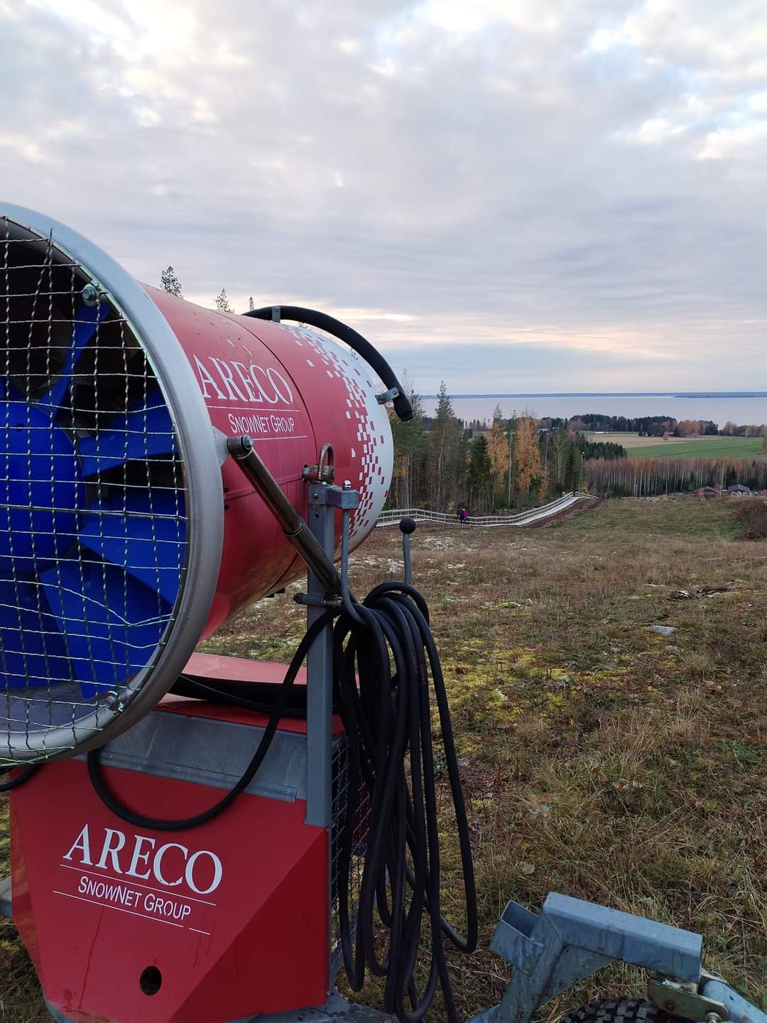 Lumitykit on asennettu rinteen päälle jo valmiiksi lumetusta odottamaan.