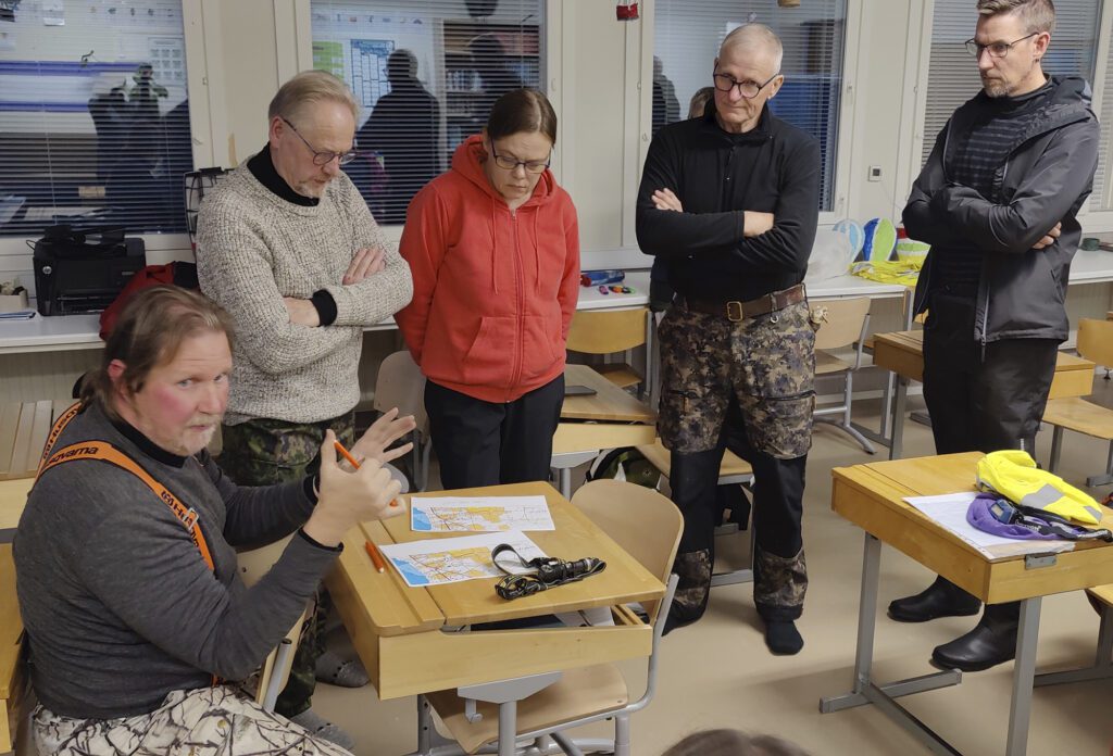Antti Asuinmaa jakaa etsintälohkoja harjoitukseen osallistuville.