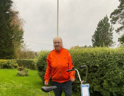 Sirkka Kallio voitti mestaripyöräilijäkampanjaan osallistuneiden kesken arvotun pyörän. Kuva: Vimpelin vapaa-aikatoimi.