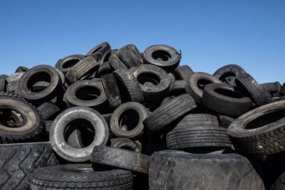 Kun renkaalla ei ole enää turvallista ajaa, sen paikka on hyötykäytössä. Suomen Rengaskierrätys Oy jalostaa renkaista muovi- ja kumiteollisuudelle uusioraaka-ainetta, jolla voidaan korvata 25–50 prosenttia tuotteen öljypohjaisista materiaaleista.