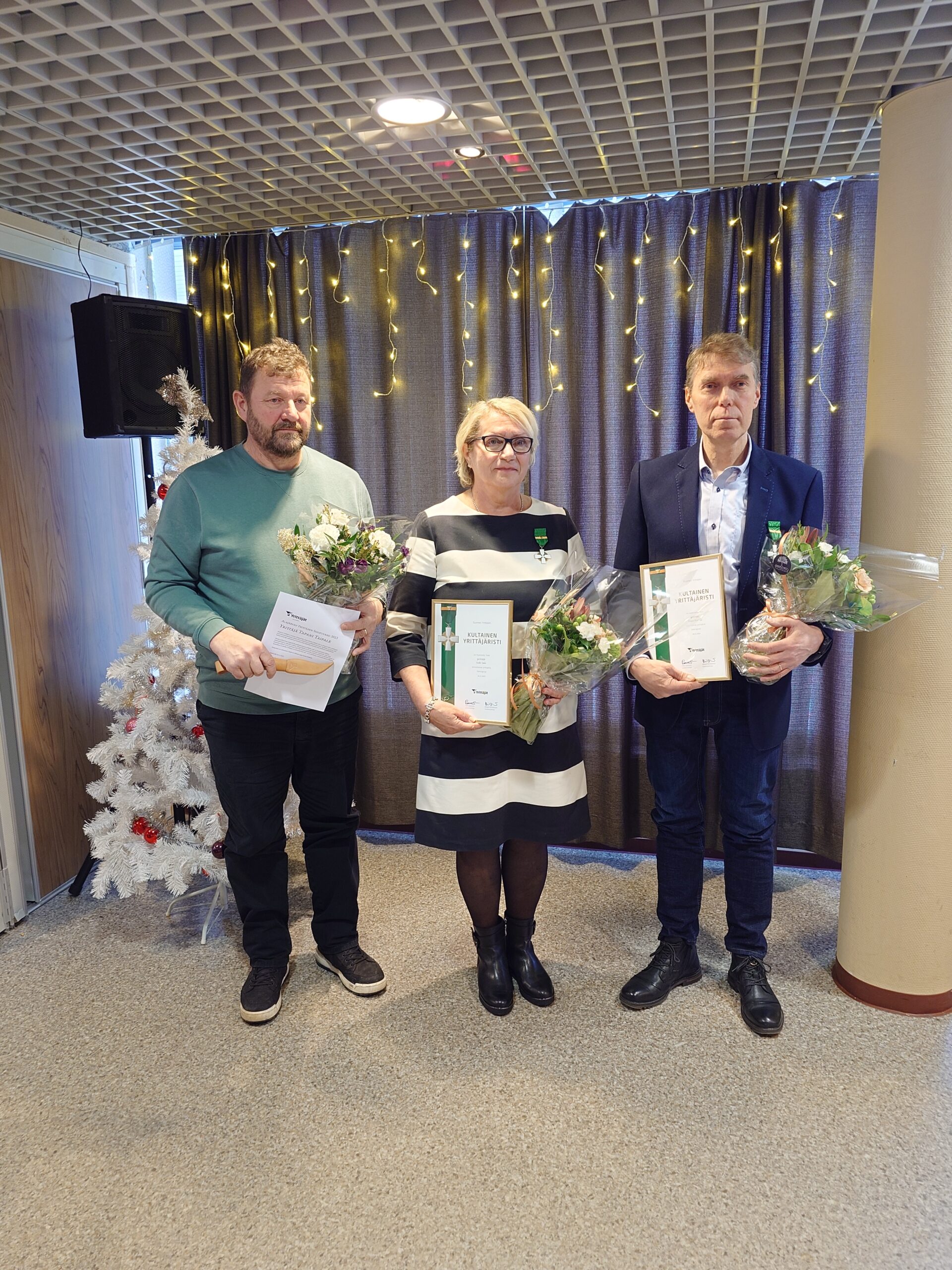 Palkitut vasemmalta: Tapani Taipale, Sisko Salo ja Jouni Kujala.