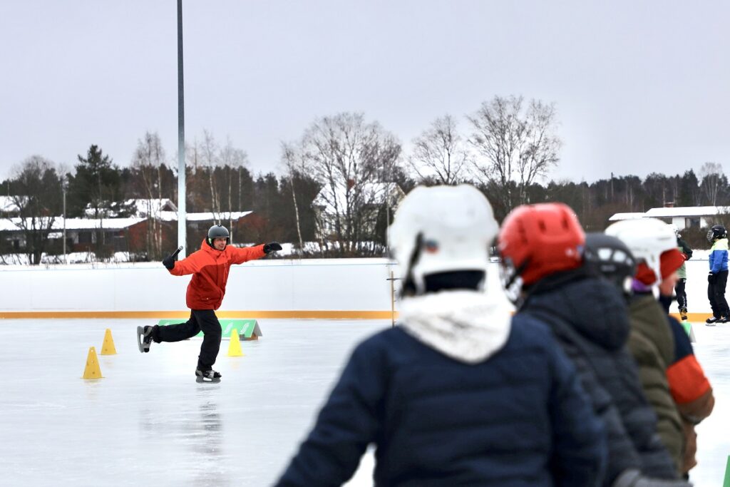 KPO Ice Skating-tapahtuman vetäjät heittäytyivät täysillä ison luistelijajoukon vetämiseen. Alkulämmittelyn leikkitanssi sai jalat viuhumaan jäällä.  