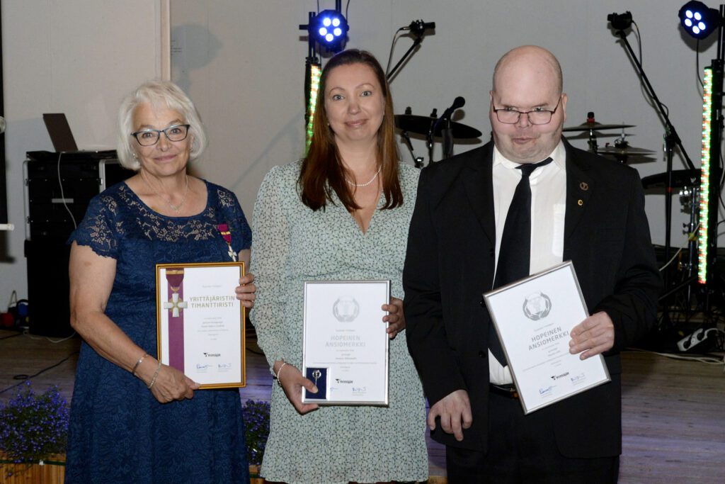 Suomen Yrittäjien yrittäjäristin timanttiristin 50 vuoden yhtäjaksoisesta yritystoiminnasta sai Inkeri Loukola ja hopeisen ansiomerkin pitkäaikaisesta järjestötyöskentelystä saivat Monica Hölsömäki ja Marko Olli. Kuvat: Annica Hölsömäki.