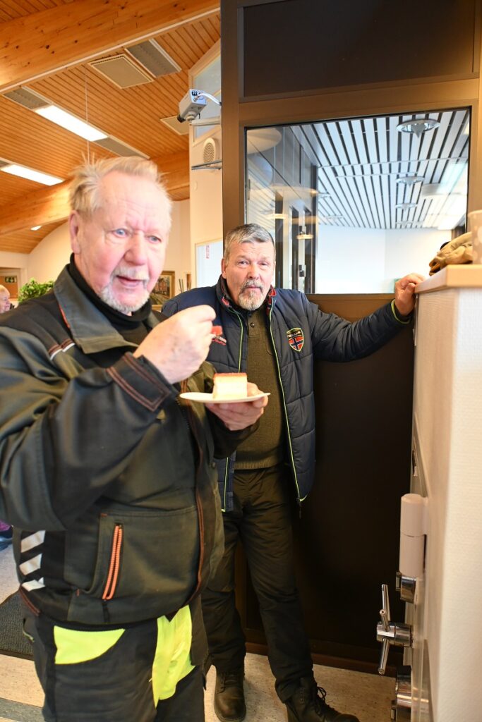 Voitto Jaakkola ja Eero Rannanpää nauttivat kahvista ja leivonnaisista, samalla ihastellen yhteen ääneen kauniin aurinkoista päivää.