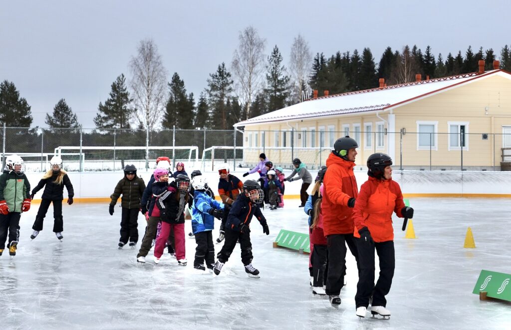 Tapahtumassa pidettiin hauskaa myös yhdessä. Nyt vauhdissa oli yhteisen pitkän jonon rakentaminen.