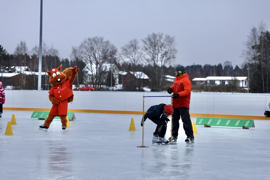 Järjestäjät olivat suunnitelleet myös pientä kisailua osallistujien välille. Limbokisassa piti päästä mahdollisimman matalalta alittamaan rima. Onni Orava kannusti osallistujia.