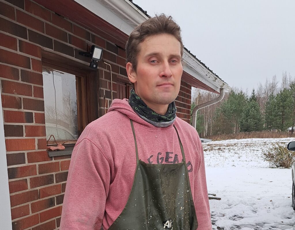 Paistettu muikku on herkku, joka saa asiakkaat kyselemään Sampo Savolalta kalan saatavuutta.