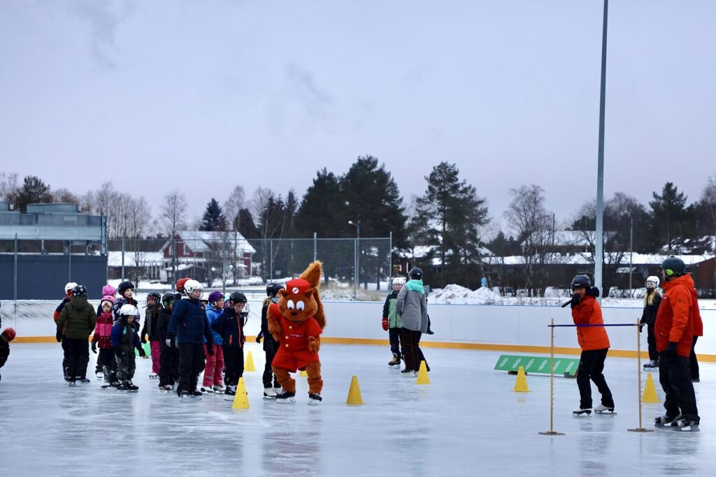 Onni Orava näytti ensimmäisellä kerralla mallia, kuinka limbokisaan osallistutaan.