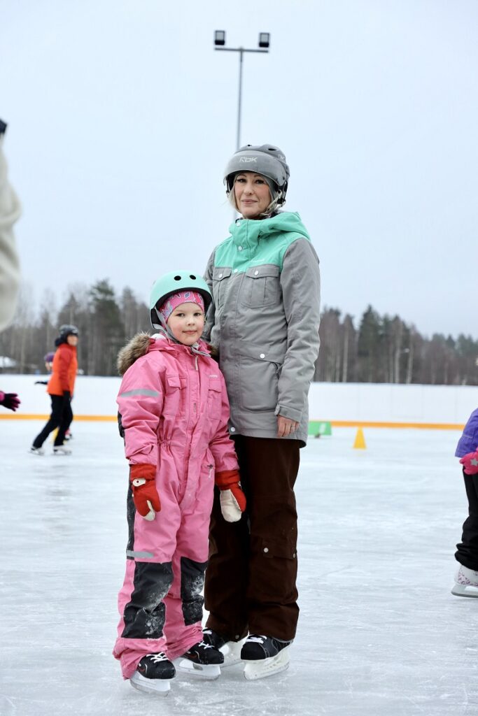 Linda (oik.) ja Sanni Pahkakangas osallistuivat tapahtumaan hyvillä mielin. –Mukavaa on ollut, ja pidettiin tapahtumasta jo viime vuonna, Linda Pahkakangas kertoi.